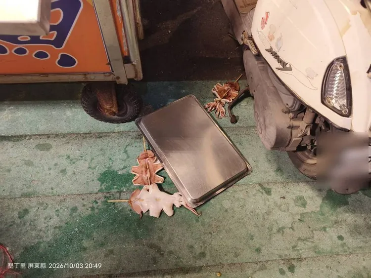 鄭男掀翻烤魷魚攤位。翻攝畫面