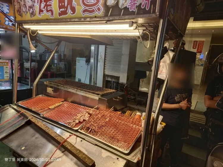 鄭男掀翻烤魷魚攤位。翻攝畫面