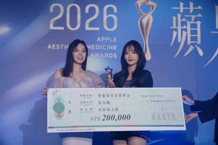 21歲藍玉鳳（右）自曾馨瑩手中獲得20萬「曾馨瑩愛美獎學金」。攝影中心攝