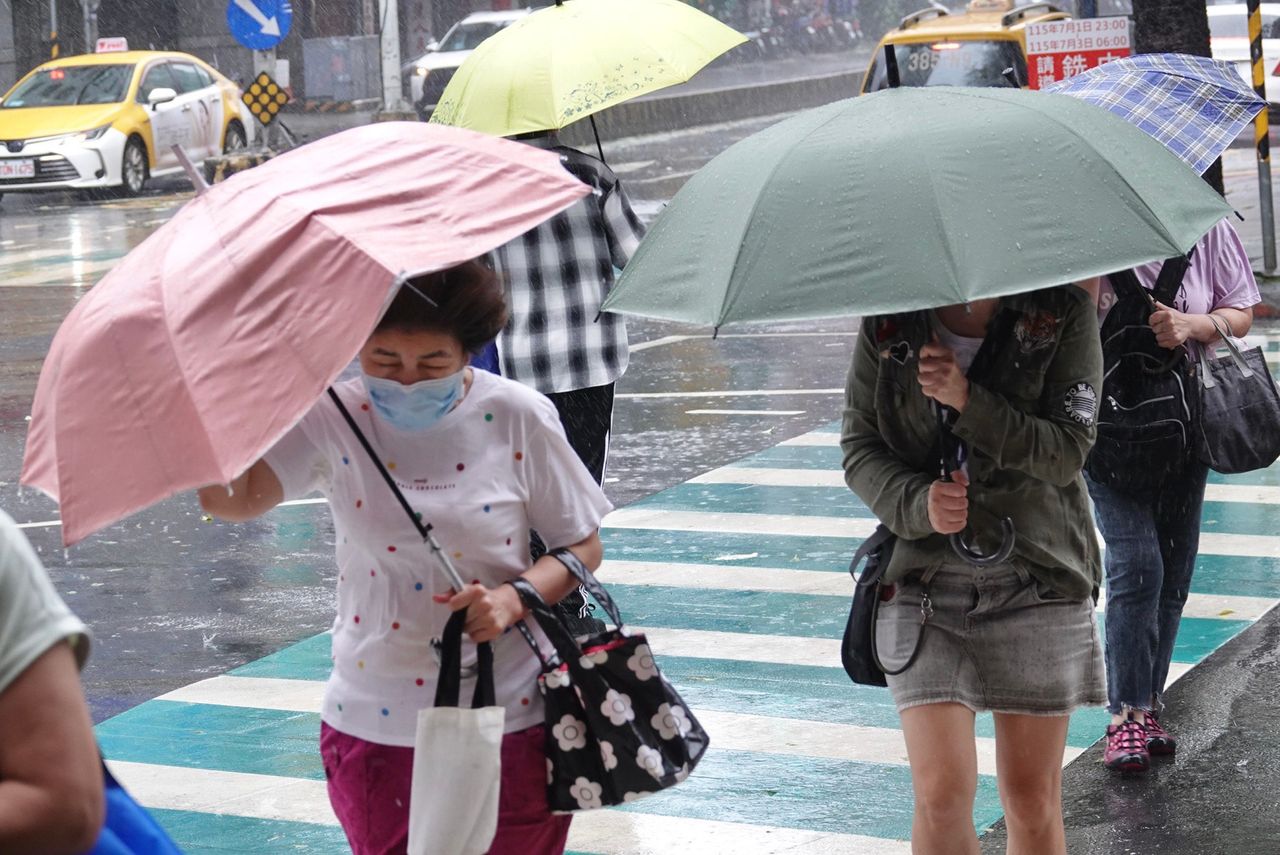 薔琵颱風週五起逼近!光復連假北東部防豪雨 西半部今高溫上看34°C