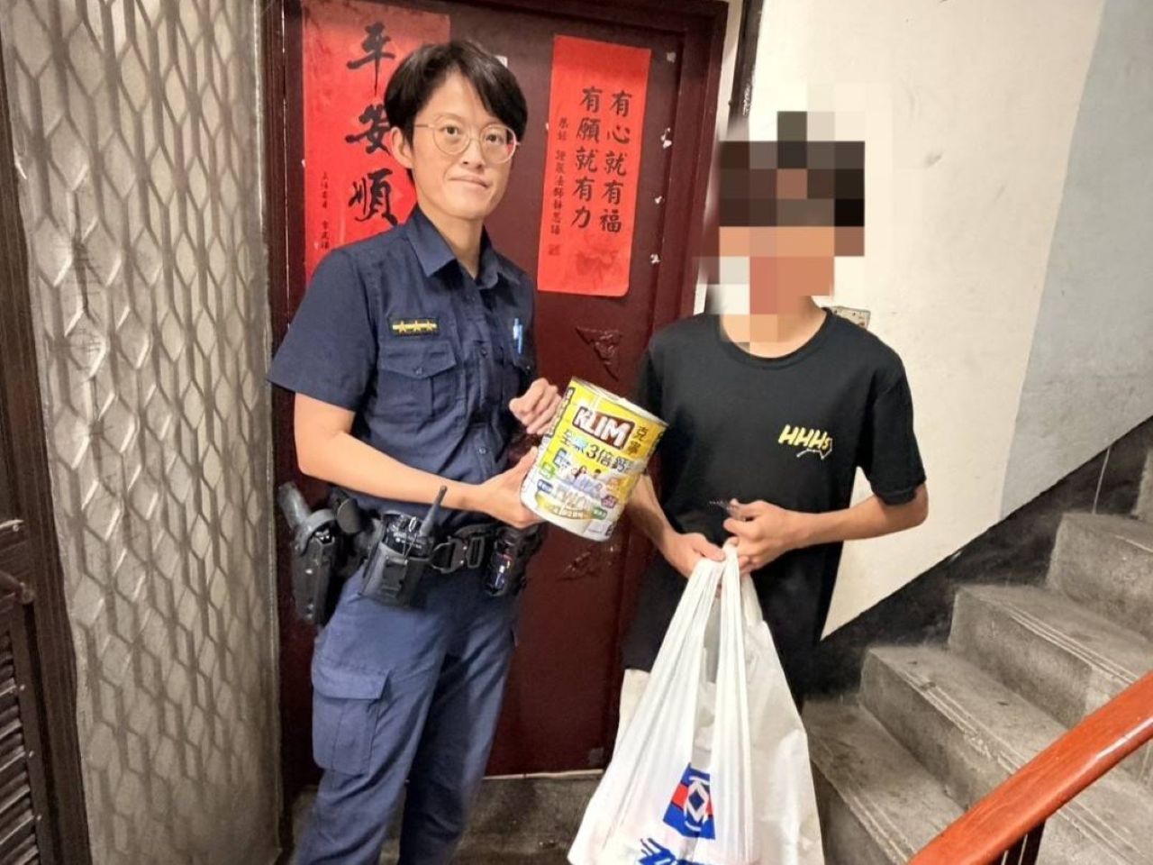 高雄婦幼警暖心送物資 助家暴受害者扶養5名幼童度難關
