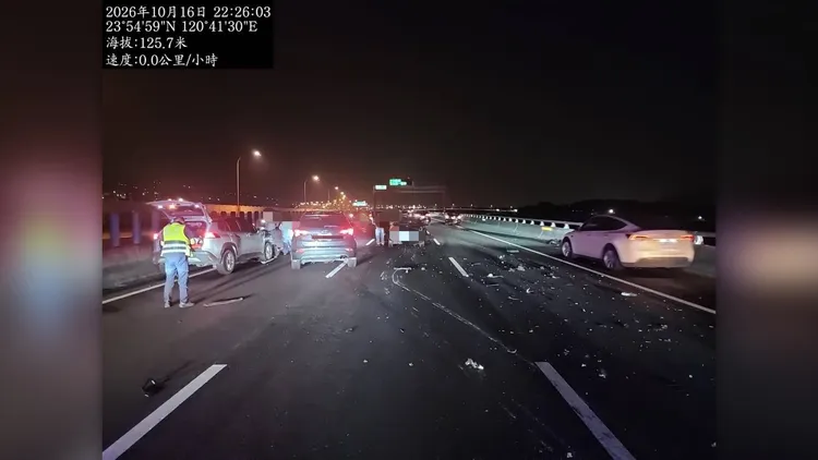 事故釀成5車連環撞、7人受傷送醫，所幸均無生命危險。國道警方提供