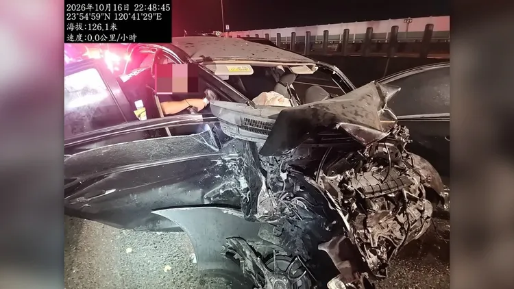 5車連環撞現場一片狼藉。國道警方提供