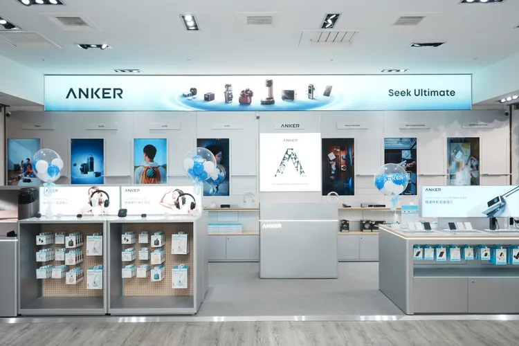 Anker信義威秀體驗店採明亮開放式陳列，展示耳機、行動電源與充電配件等產品，讓消費者近距離體驗，依通勤、辦公與旅行等需求挑選科技用品。Anker提供