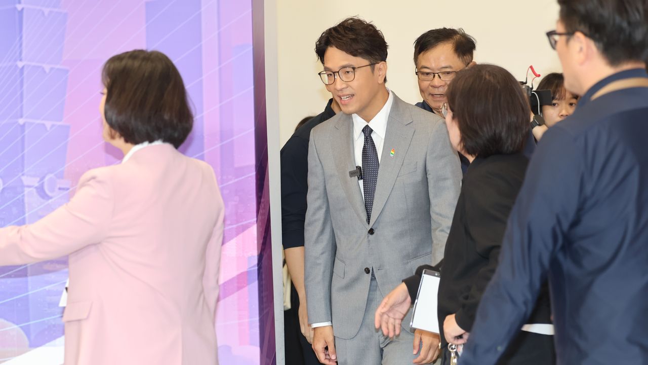 沈伯洋日前自信「辯論要準備?」 稱擔心敷面膜臉太亮