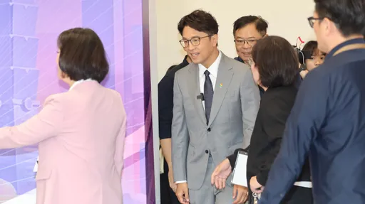 沈伯洋日前自信「辯論要準備？」　稱擔心敷面膜臉太亮