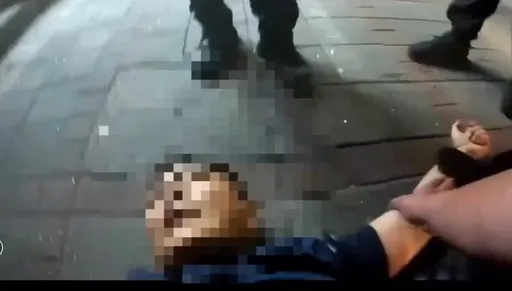 淡水酒醉男「路倒變打人」！揮拳攻擊救護員　警上前壓制還嗆「逮捕個屁」