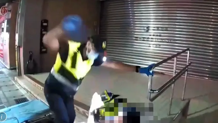 救護人員及警方到場，皆被醉男徒手襲擊。翻攝畫面