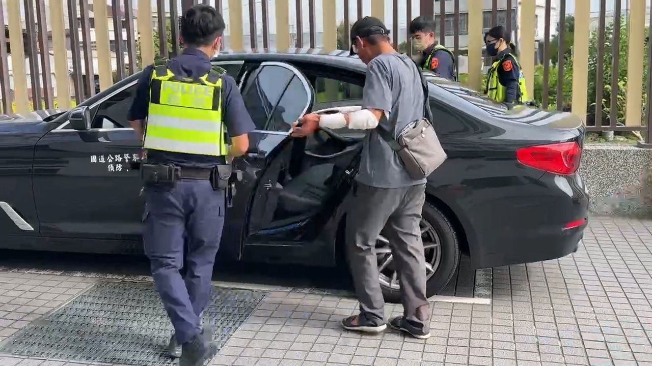 國道驚傳持刀傷人!男子遭友人連刺數刀 滿身血被丟包高架道路
