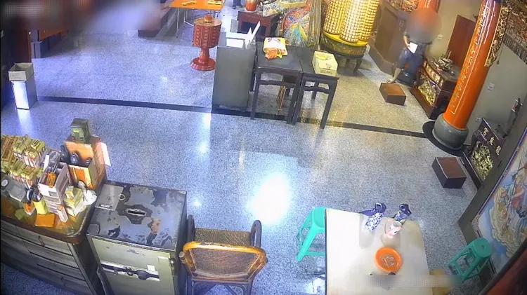 嫌犯偷金牌身影被錄下。翻攝畫面