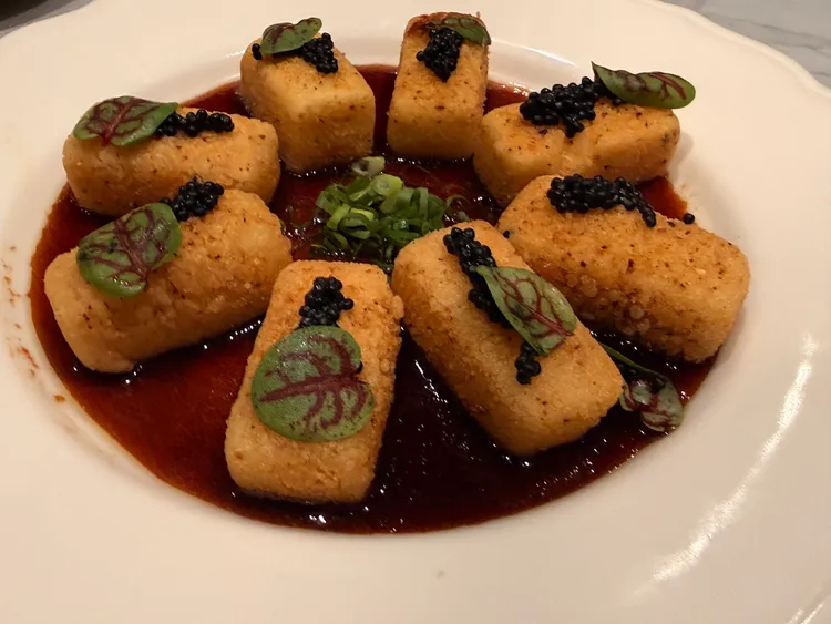 椒麻脆皮豆腐將豆腐炸至外層細緻酥薄，搭配魚子醬、酸模葉與椒麻醬汁，外酥內嫩之間多了鮮味與麻香。陳揚盛攝