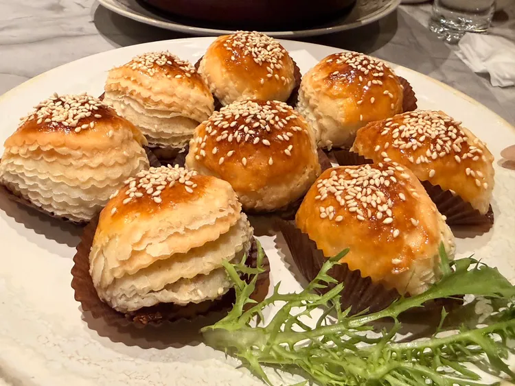 明爐叉燒酥透過酥皮層次展現點心手藝。陳揚盛攝