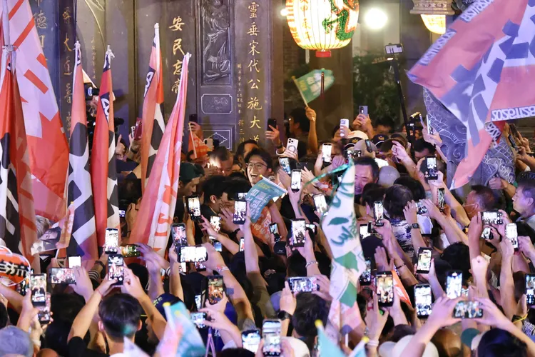 民進黨台北市長參選人沈伯洋今（11日）啟動首場車隊掃街活動。莊宗達攝
