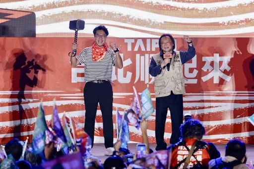 眾神面前送「雷神之槌」！王世堅盼沈伯洋讓市民每天「從從容容」