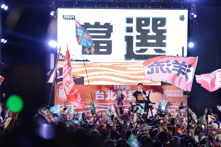 民進黨台北市長參選人沈伯洋今（11日）啟動首場車隊掃街活動。莊宗達攝