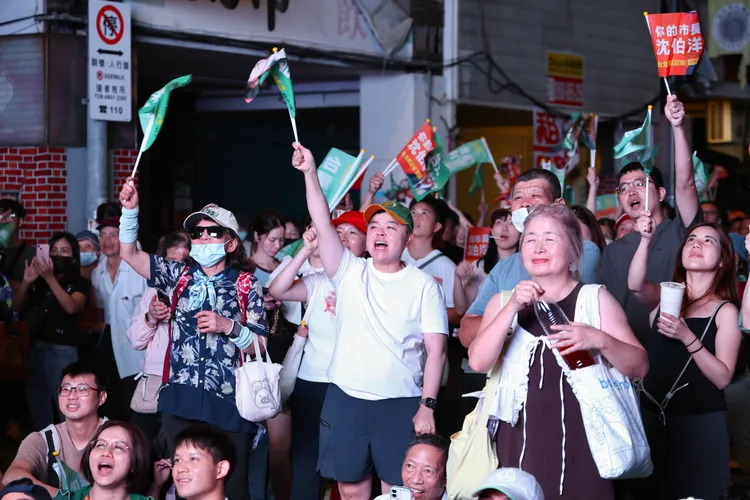 民進黨台北市長參選人沈伯洋今（11日）啟動首場車隊掃街活動。莊宗達攝