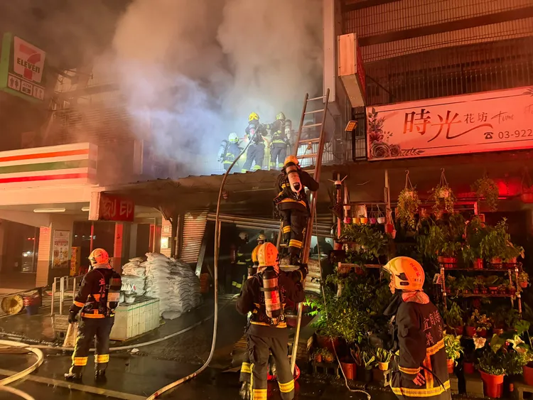 消防員全力搶救後，最終於凌晨3時14分撲滅火勢。翻攝照片