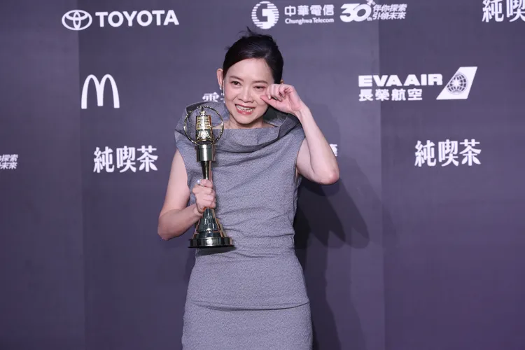 曾寶儀眼淚止不住。攝影中心攝