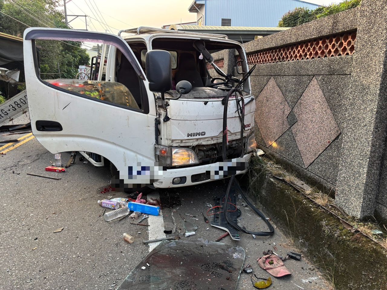 台中「香菇街」死亡車禍!小貨車自撞圍牆 駕駛手掌斷裂慘死