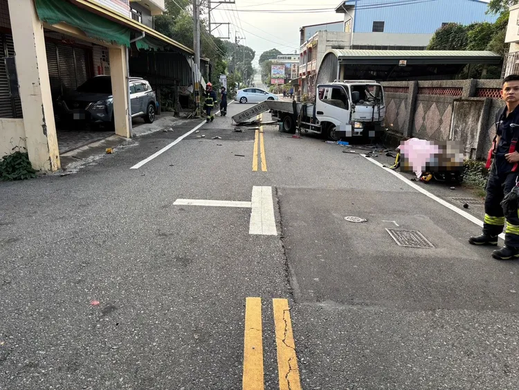 駕駛被救出時已明顯死亡。民眾提供