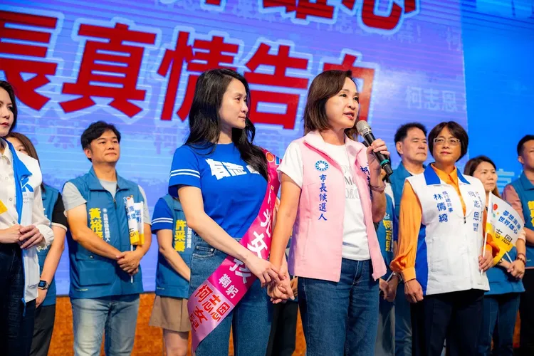 柯志恩的女兒到場為母親加油。翻攝畫面
