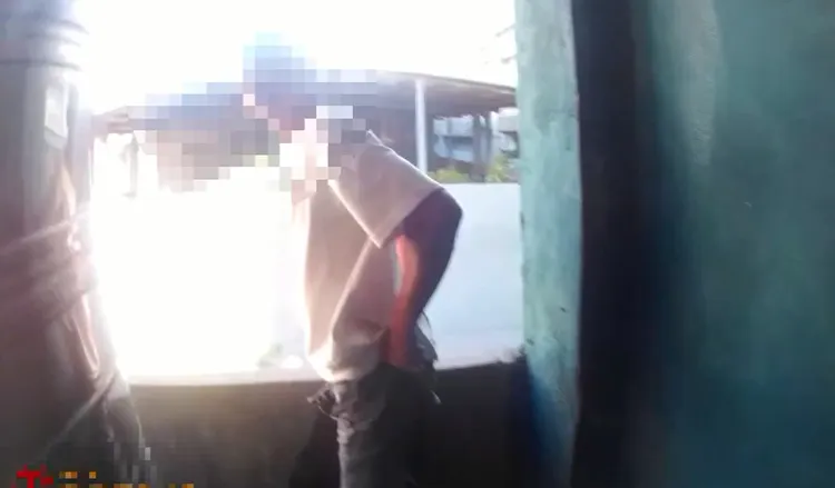 警方於公寓頂樓找到肇事男。翻攝畫面