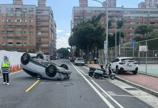 路邊停車格起步貿然切車道釀禍！　擦撞直行車害翻覆釀1傷