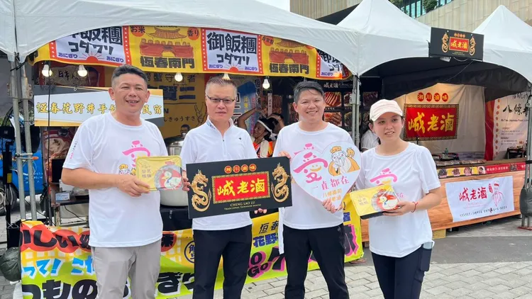 林憶如(右一)與丈夫黃偉峸(右二)樂善好施，公益行善不落人後。翻攝自八條壽司臉書