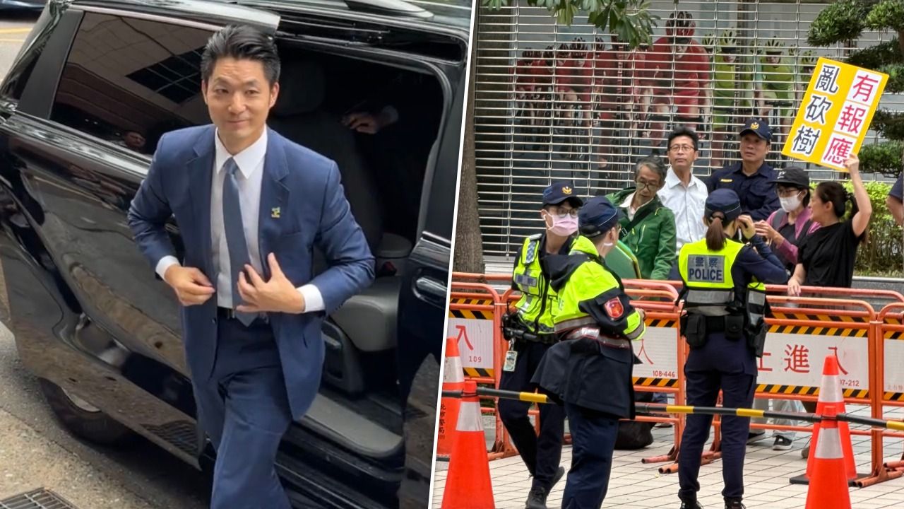 蔣萬安現身辯論會!民眾舉「亂砍樹有報應」抗議