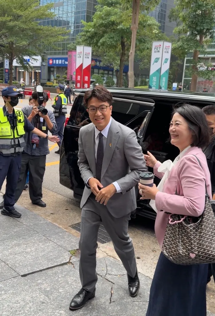 民進黨候選人沈伯洋先抵達北市內湖區TVBS大樓現場，由競選總幹事吳思瑤陪同步入會場。莊偉祺攝