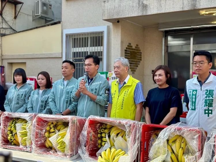 「高雄捍衛隊」與立委邱議瑩召開記者會，向該機構營運單位「高雄市社福慈善總會」代轉「千斤蕉」。翻攝畫面