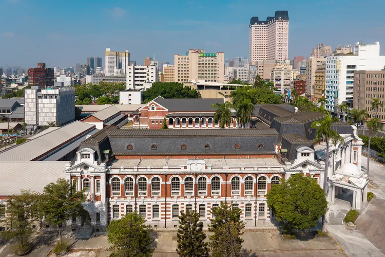 由南翼俯視台中州廳建築。市府提供