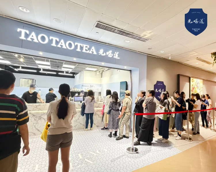 手搖飲門市民眾排隊。先喝道提供