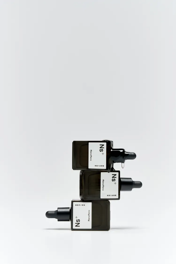 m̄enom̄eno Ns⁺ 酸酸強化精華，15g／880元。品牌提供