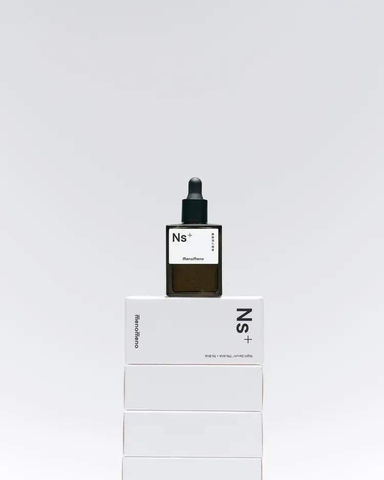m̄enom̄eno Ns⁺ 酸酸強化精華，15g／880元。品牌提供