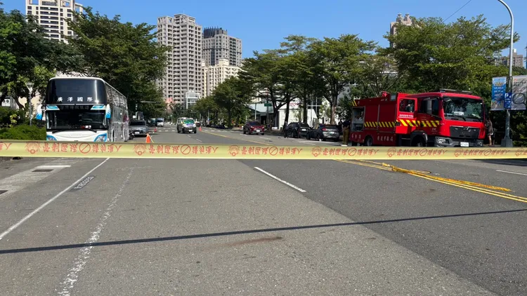 警方封鎖現場，初步排除外力介入，正以車追人釐清死者身分。民眾提供