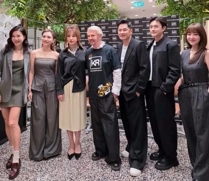趙薇（左三）力挺髮型師好友Kim Robinson（左四）。翻攝賴怡伶IG