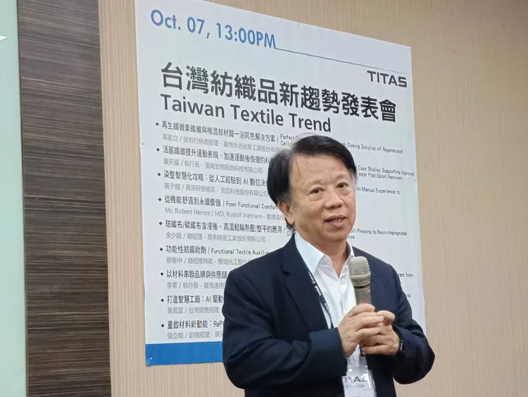 台灣區絲織公會等今舉辦「台灣紡織品新趨勢發表會」，圖為新產品發表主持人，產紡協會創會秘書長、紡織所協理陳宏恩博士。許麗珍攝