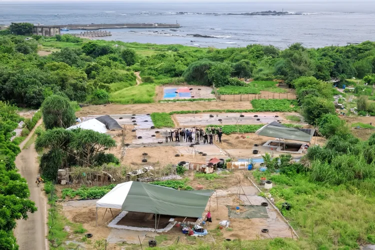 「仁里考古遺址」位於新北市貢寮區，屬於十三行文化晚期的重要聚落遺跡。館方提供