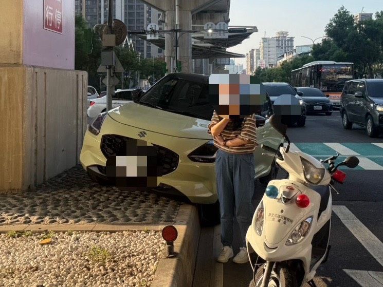 新莊轎車右轉竟「騎上分隔島」!車身斜卡動彈不得 路過民眾看傻眼