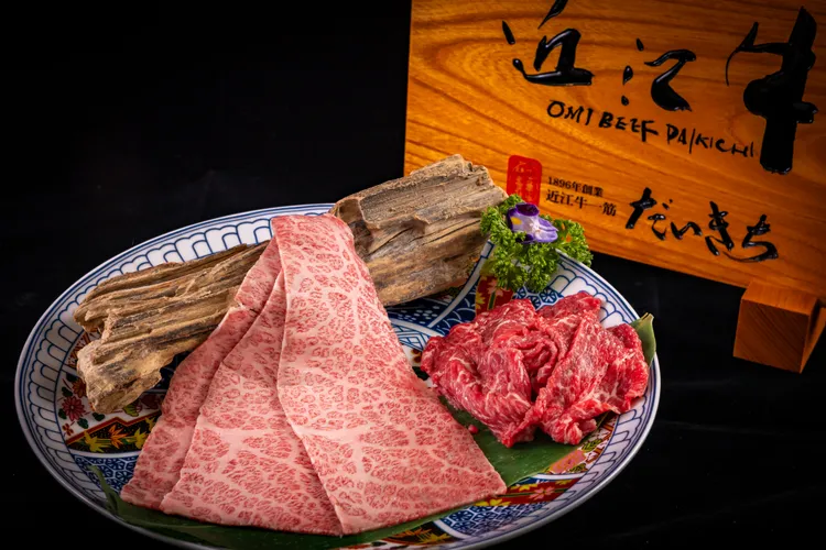 主菜「日本A5近江和牛翼板／台灣特選溫體牛」以關西、關東手法烹調。二本松餐飲集團提供