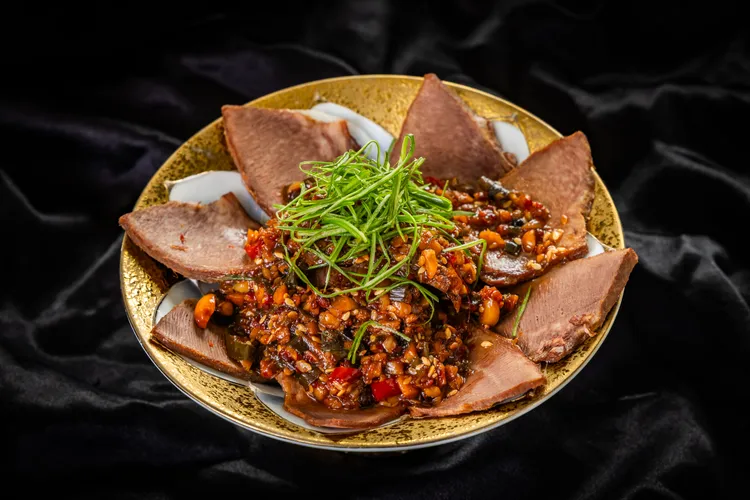 前菜「口水和牛舌」微辣超開胃。二本松餐飲集團提供