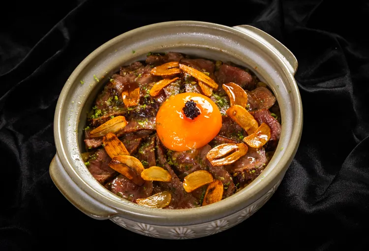 單點「橙香牛粒脆米釜醋飯」結合和牛與日式釜飯，限量販售。二本松餐飲集團提供
