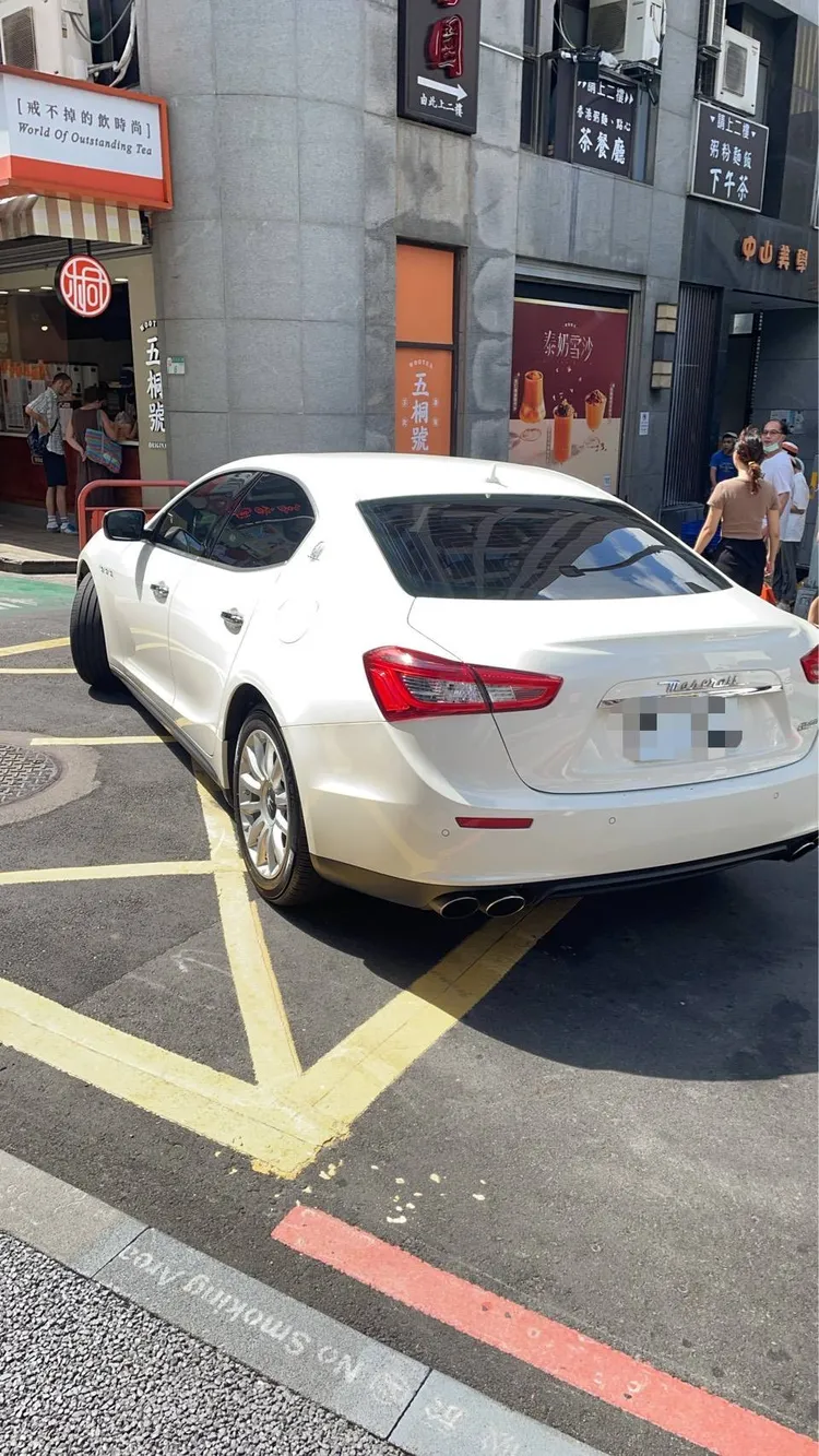 瑪莎拉蒂右轉時，車主下車反遭愛犬鎖在車外。翻攝畫面