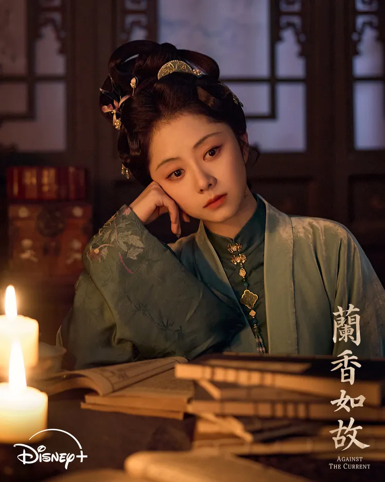 譚松韻在《蘭香如故》分飾名門貴女「沈嘉蘭」與丫環「許蘭香」兩角。Disney+提供