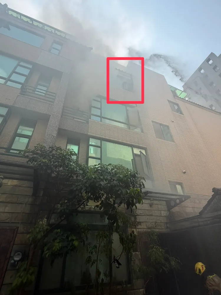 社區建物構造讓雲梯車難靠近。翻攝畫面