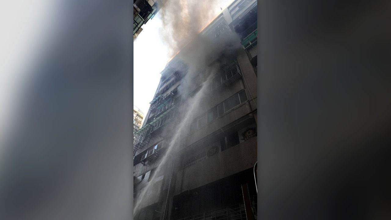 北市中山區大樓竄火舌 消防局救出1人送醫