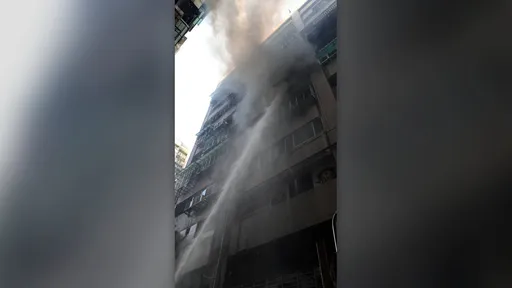 北市中山區大樓竄火舌　消防局救出1人送醫