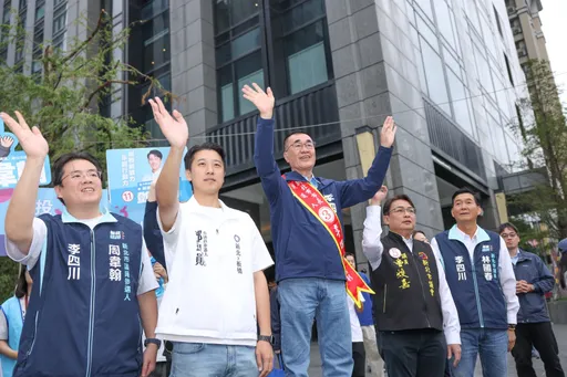 選戰最後一個月拚基層！李四川首站路口拜票　預告車掃、市場行程接力