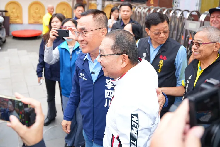 李四川今上午與新北市長侯友宜共同前往板橋接雲寺參拜並參與祈福法會，全場鄉親熱情簇擁歡呼，高喊「市長選3號」。競辦提供